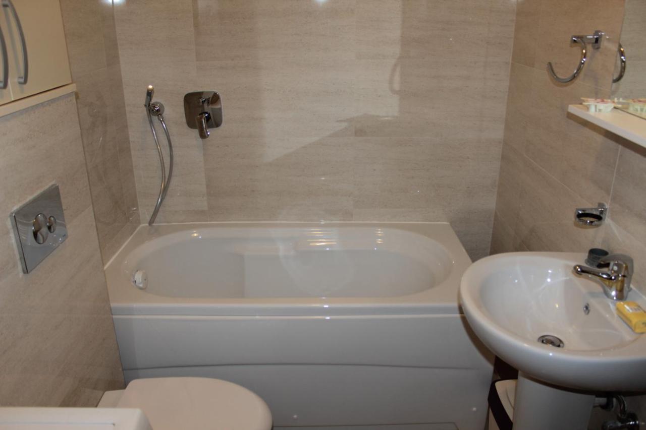 Olimp Lux Hotell Budva Exteriör bild